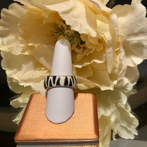 Like New: Zebra statement Ring - 8.5 - Picture 4 of 8